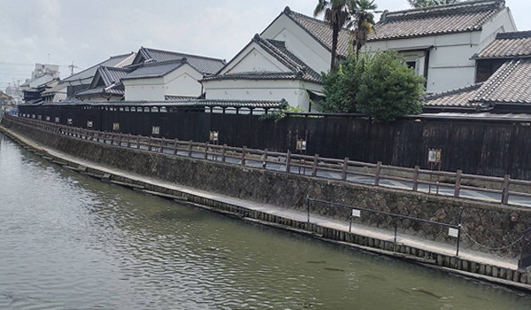 石蔵造りの
            街